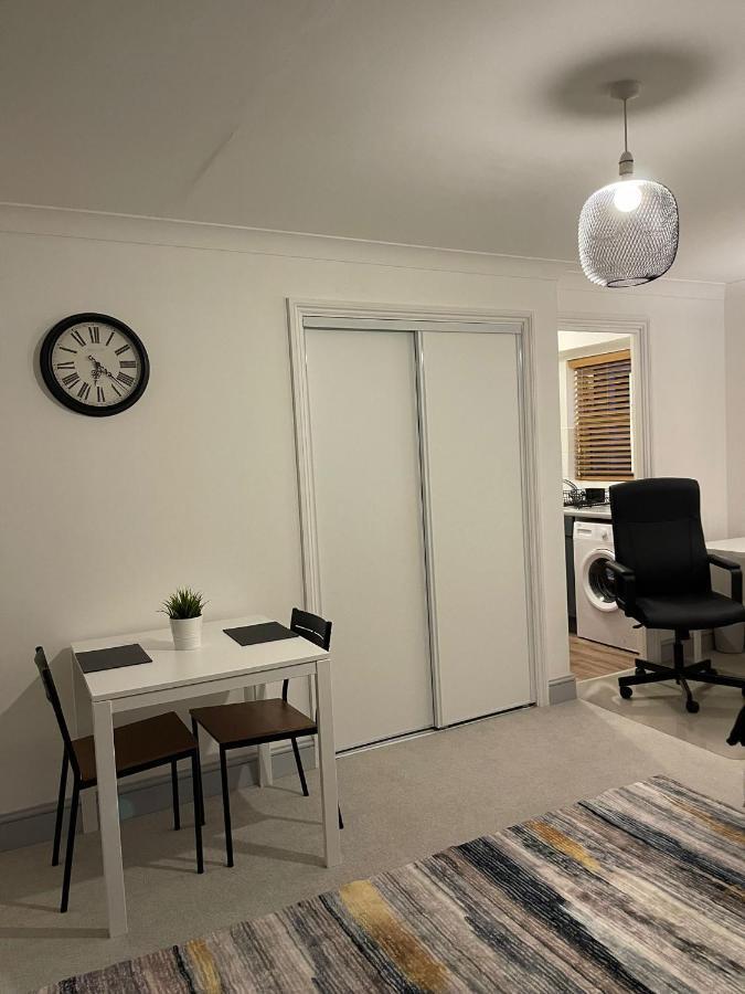 Апартаменты Stunning Studio Flat - Free Parking - 3 Min From Sutton Station Экстерьер фото