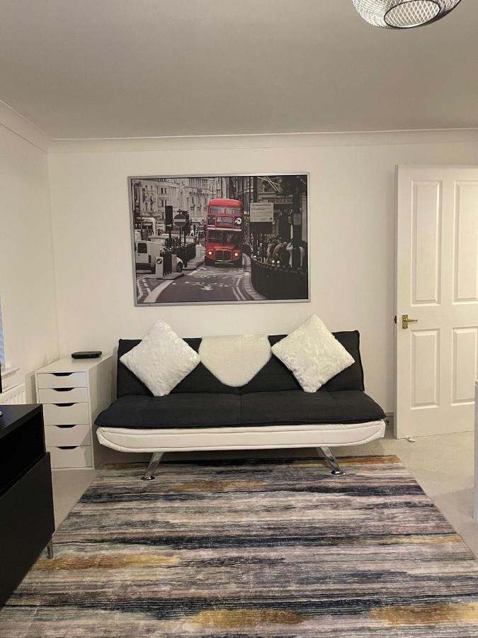 Апартаменты Stunning Studio Flat - Free Parking - 3 Min From Sutton Station Экстерьер фото